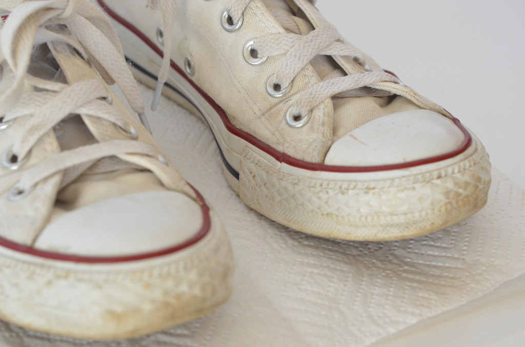 HOW TO CLEAN YOUR CHUCKS SO THEY LOOK LIKE NEW | SHORT PRESENTS