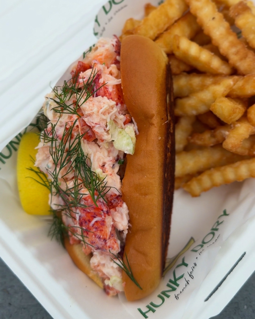 Hunky Dory Lobster Roll, where to eat at Peggys Cove Lighthouse